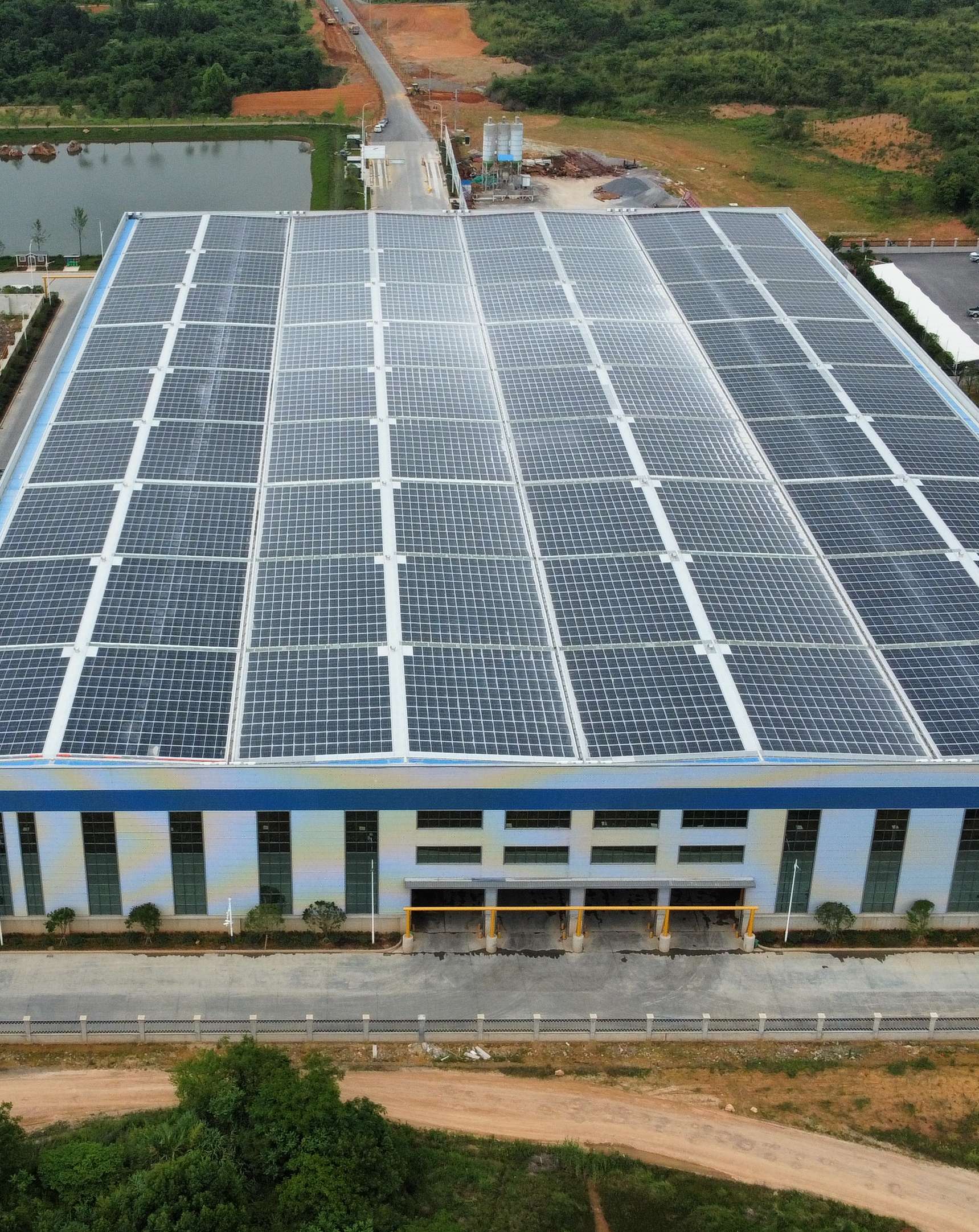 2022年4月，安徽广元汇成物资4MW光伏发电BIPV项目，年发电约400万度，满足约40%用电需要.jpg